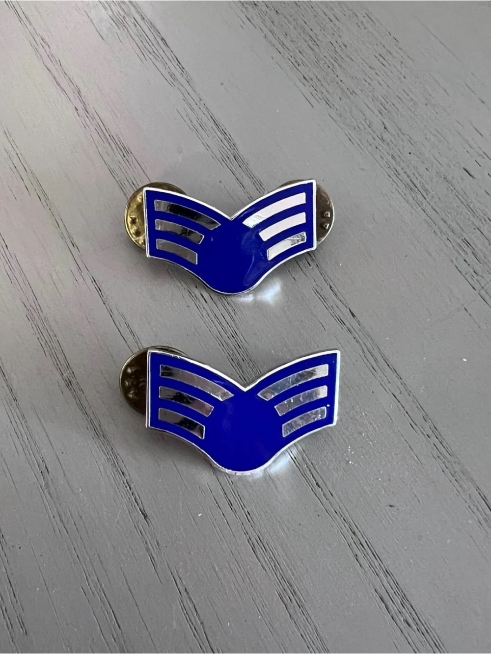 USAF SENIOR AIRMAN SRA METAL CHEVRON RANK COLLAR BADGE INSIGNIA